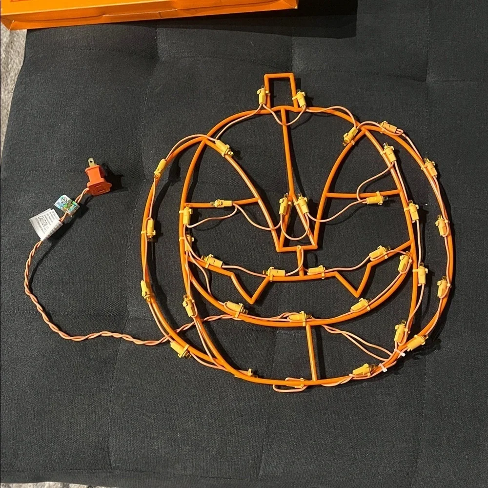 Hyde & EEK! LED Pumpkin Light window decoration- Orange